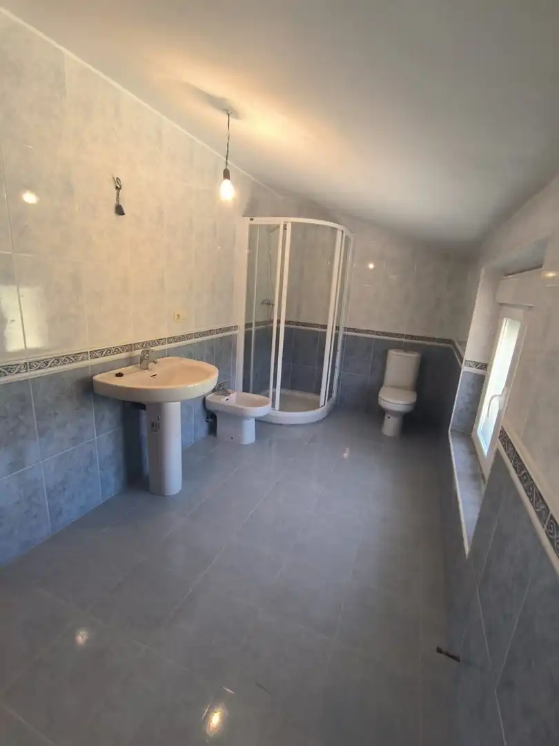 Bathroom of Houses for sale in Mamolar  with Heating, Private garden and Parquet flooring