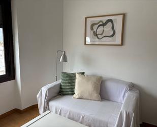 Sala d'estar de Apartament de lloguer en  Sevilla Capital amb Aire condicionat i Moblat