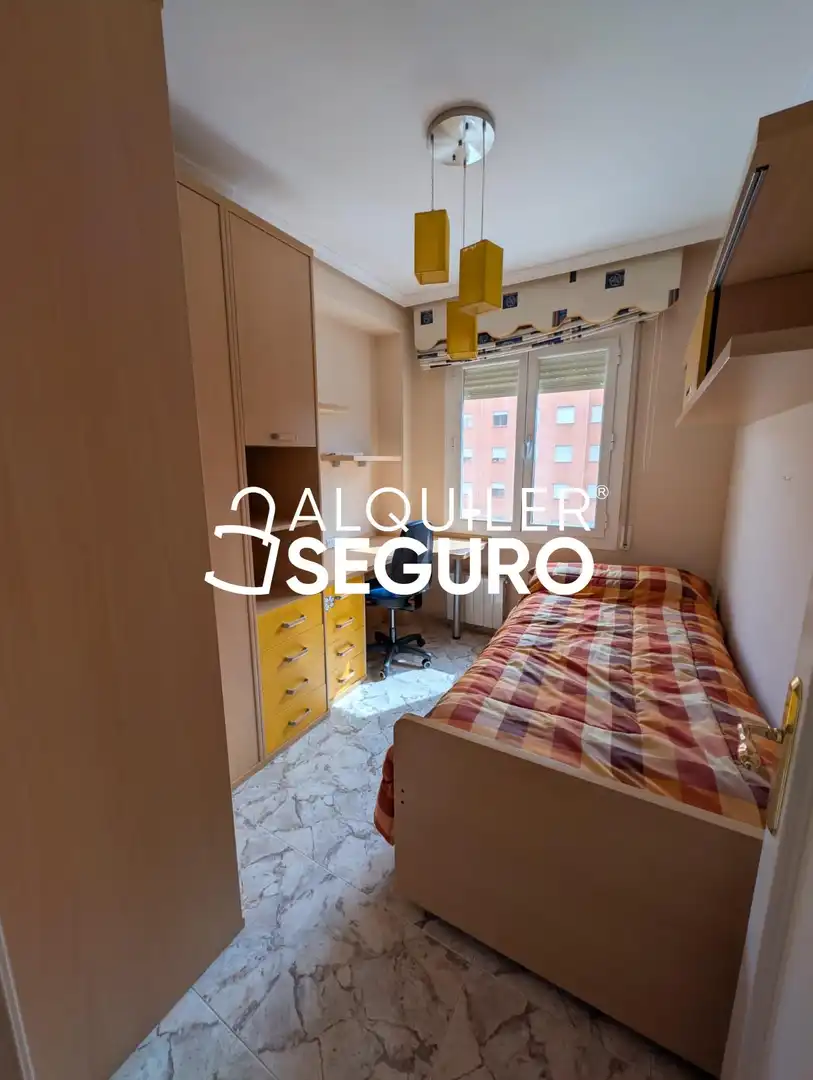 Dormitori de Pis de lloguer en Cuenca amb Calefacció, Terrassa i Traster