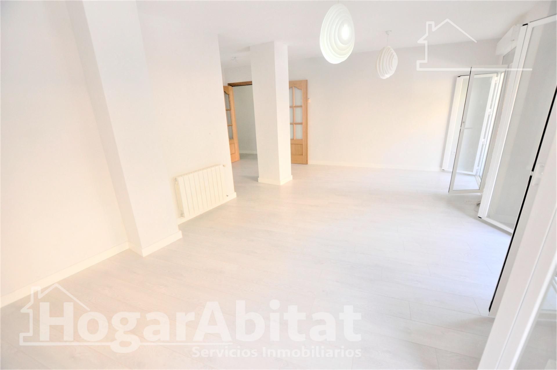 Sala d'estar de Pis en venda en  Valencia Capital amb Calefacció, Parquet i Balcó
