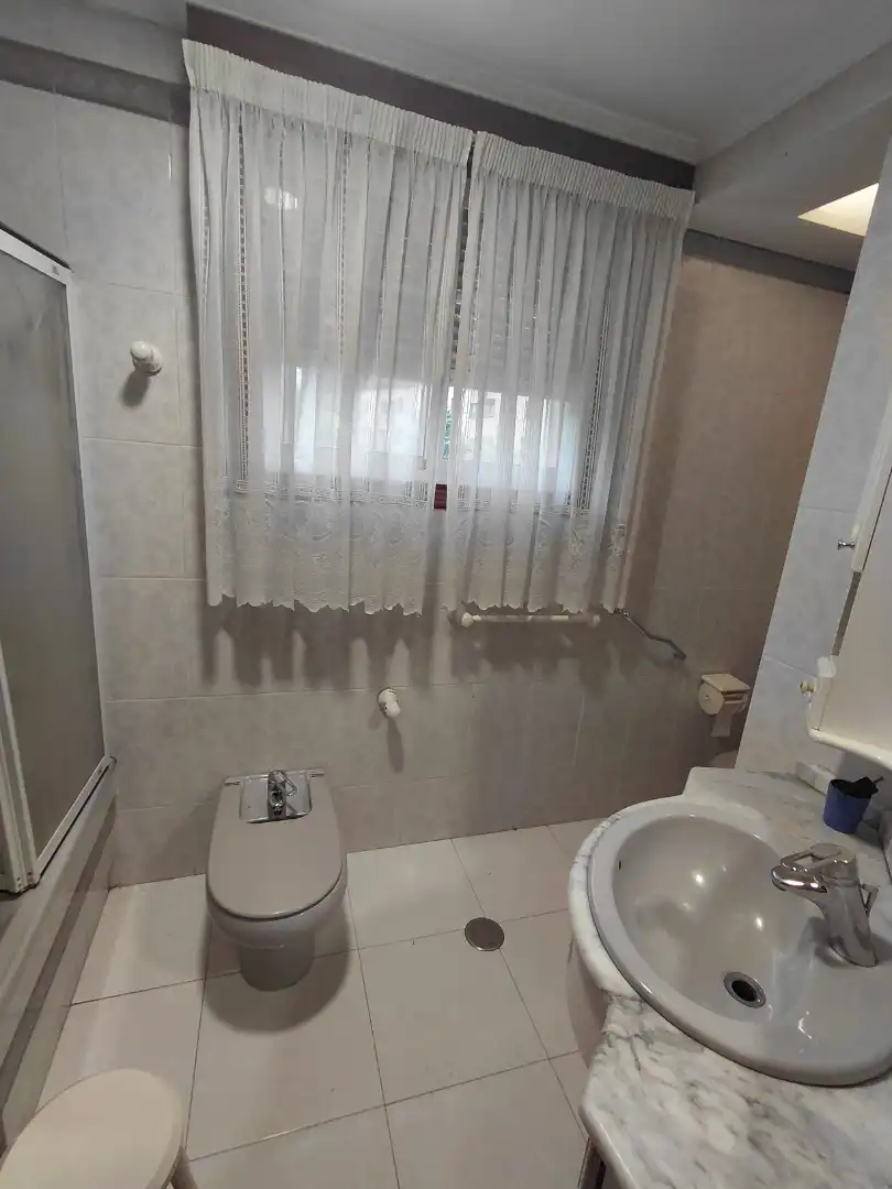 Baño de Casa o chalet en venta en Oleiros con Calefacción, Jardín privado y Parquet