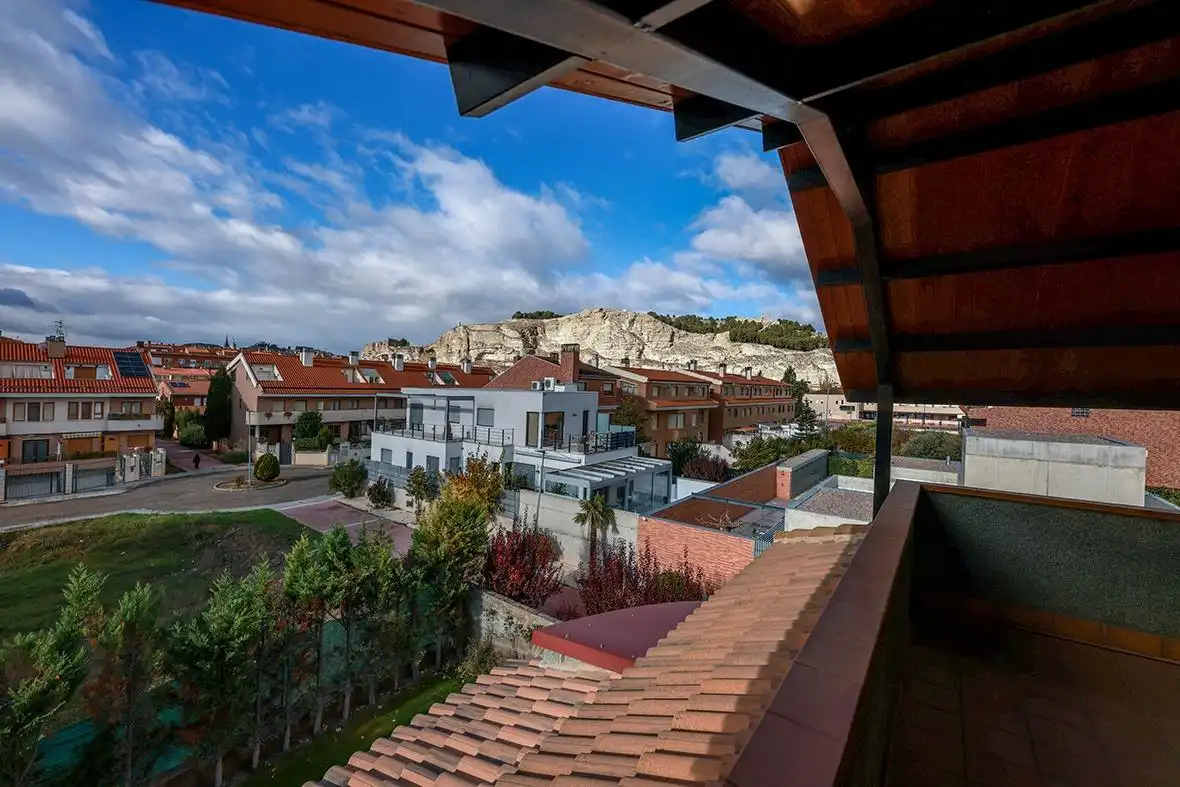 Vista exterior de Casa o xalet en venda en Calatayud amb Aire condicionat, Calefacció i Jardí privat