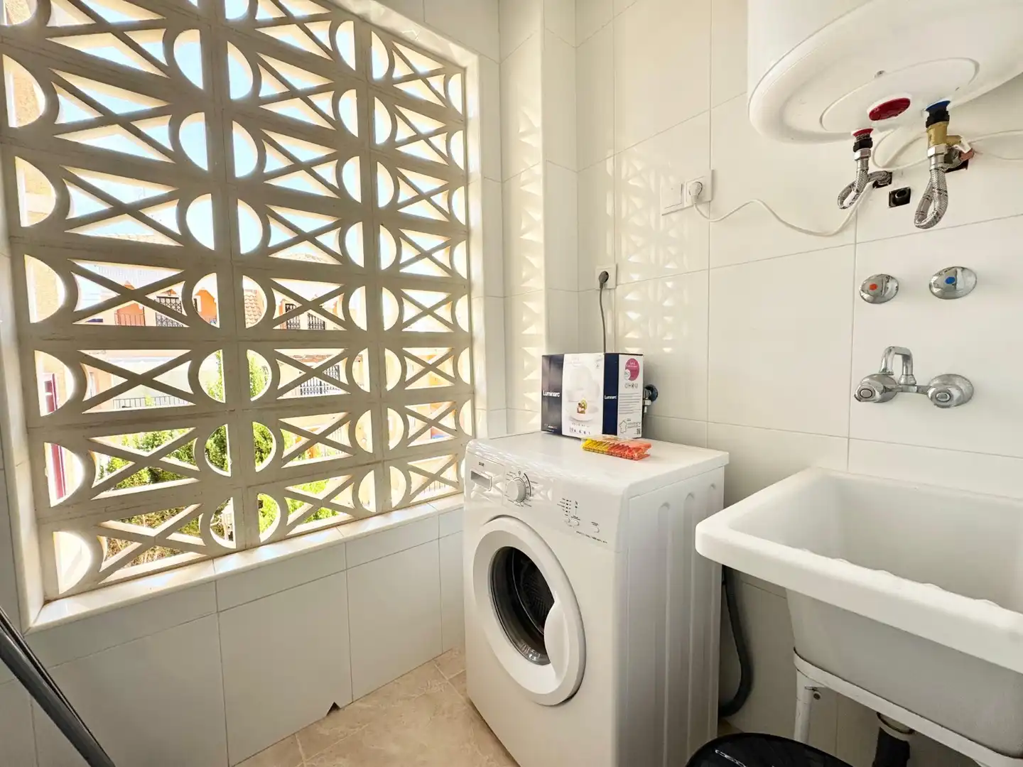 Baño de Apartamento de alquiler en Orihuela con Aire acondicionado, Piscina y Amueblado