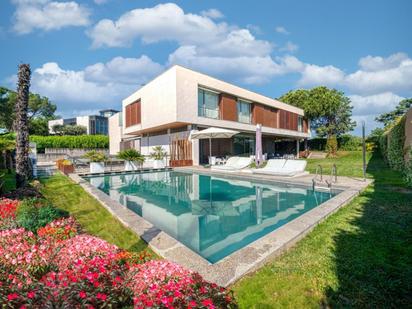 Swimming pool of House or chalet for sale in Pozuelo de Alarcón  with Air Conditioner, Terrace and Swimming Pool