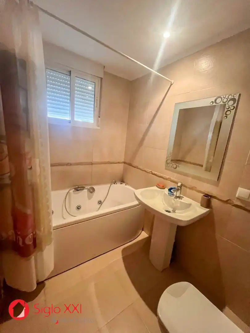 Badezimmer von Einfamilien-Reihenhaus zum Verkauf in Almazora / Almassora mit Klimaanlage, Heizung und Terrasse