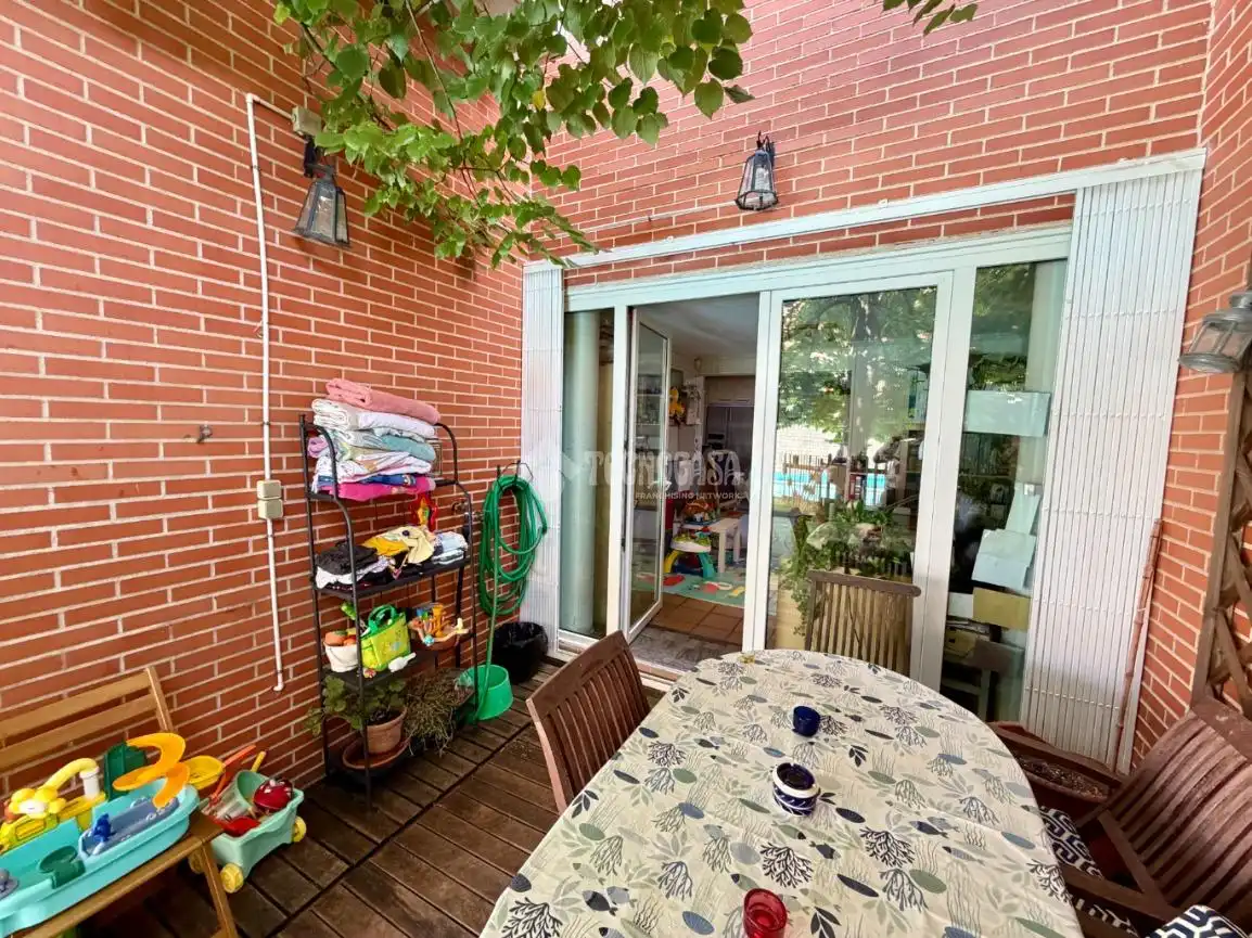 Terrassa de Casa adosada en venda en Daganzo de Arriba amb Aire condicionat, Parquet i Piscina