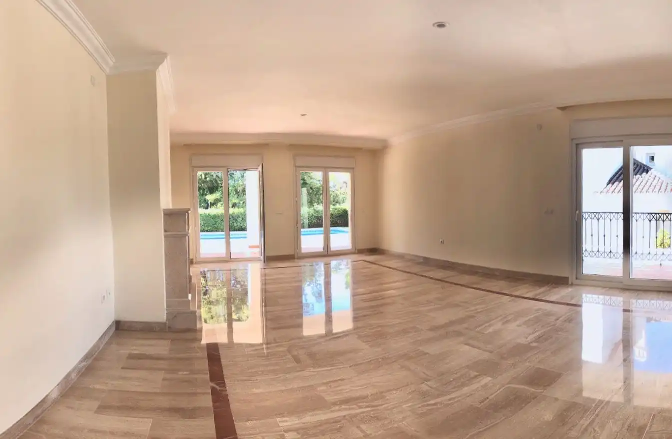 Sala d'estar de Casa o xalet en venda en Marbella amb Aire condicionat, Calefacció i Jardí privat