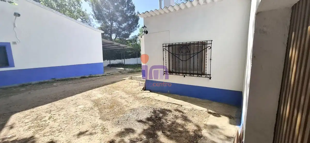 Vista exterior de Finca rústica en venda en Valdepeñas amb Calefacció