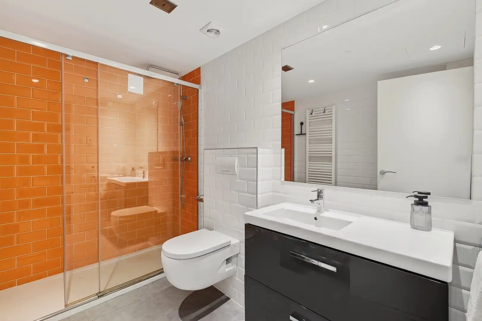 Badezimmer von Dachboden zum Verkauf in Escaldes – Engordany mit Heizung, Terrasse und Abstellraum