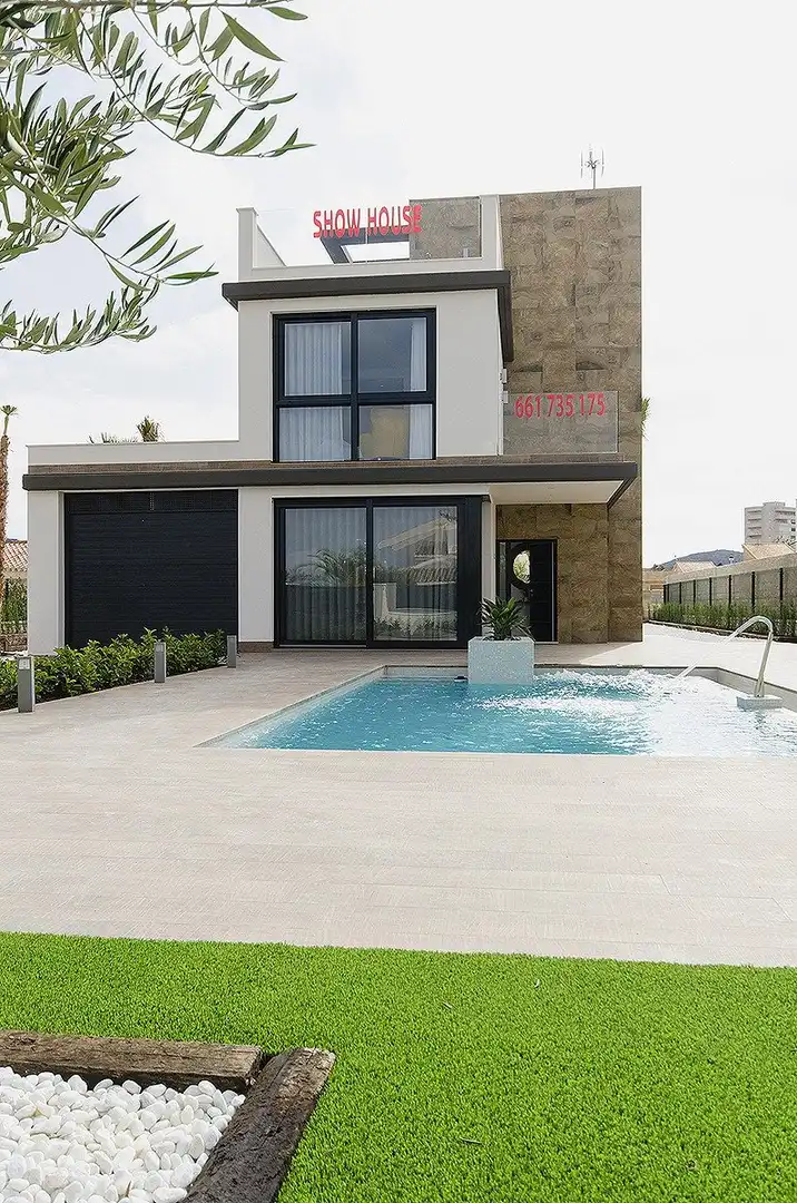 Detached house with terrace for sale in Calle Julia Orbaiceta, imagen 4