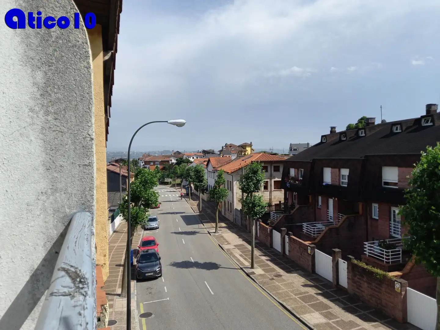 Außenansicht von Einfamilien-Reihenhaus zum Verkauf in Oviedo  mit Heizung, Privatgarten und Parkett