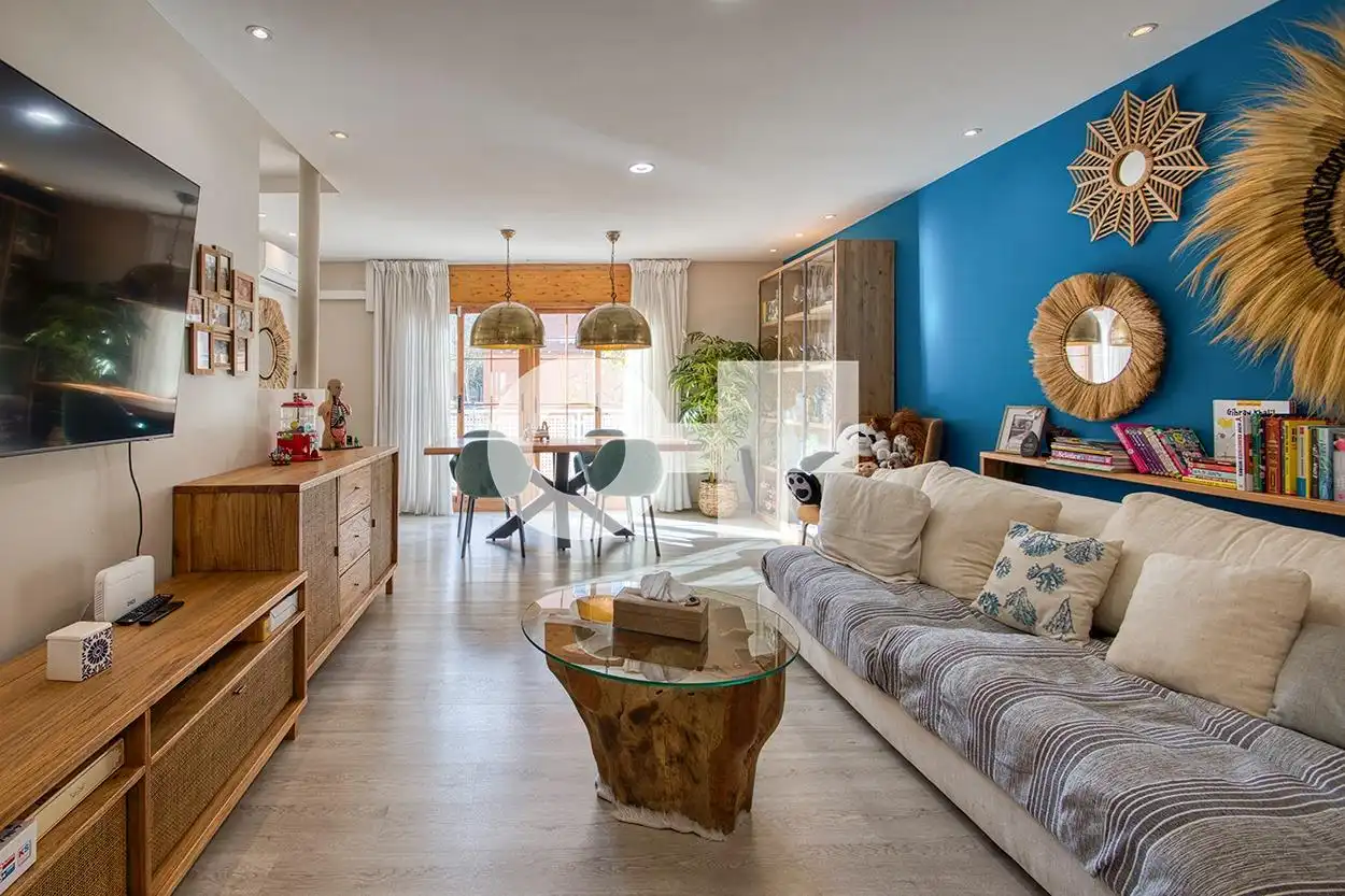 Sala de estar de Casa adosada en venta en Castelldefels con Aire acondicionado, Jardín privado y Parquet