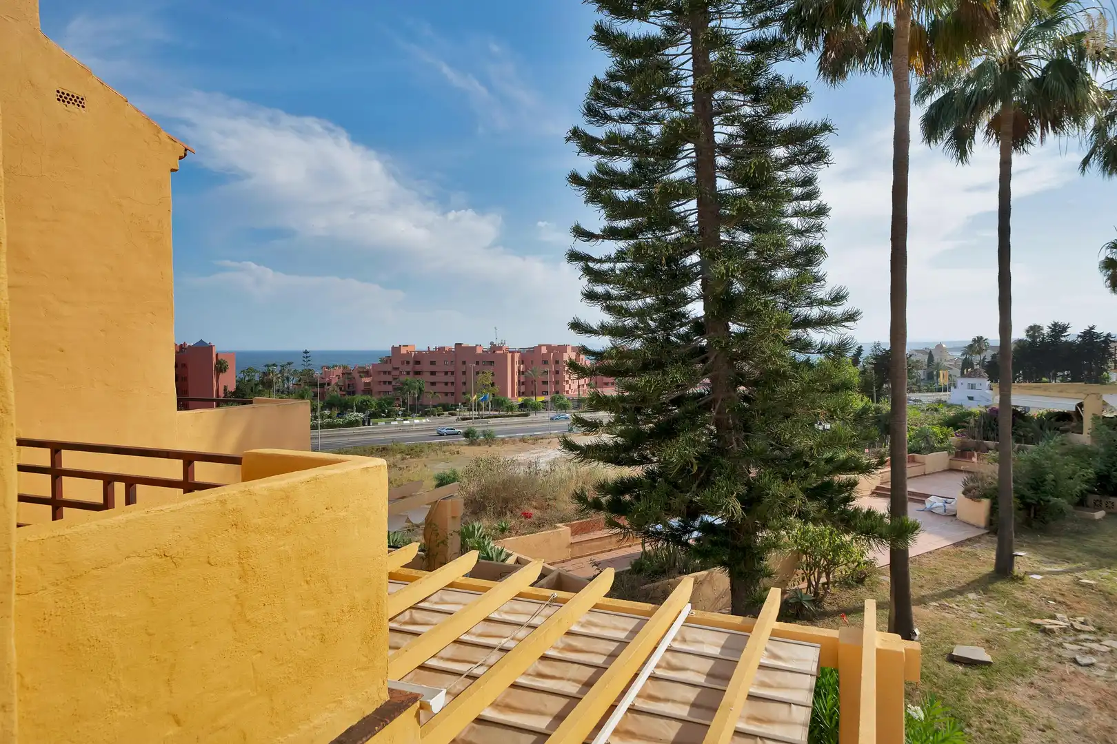Vista exterior de Casa adosada en venda en Estepona amb Aire condicionat, Calefacció i Jardí privat