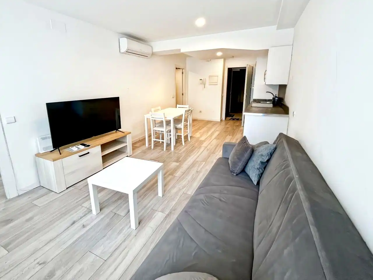 Sala d'estar de Apartament en venda en Alcobendas amb Aire condicionat i Moblat