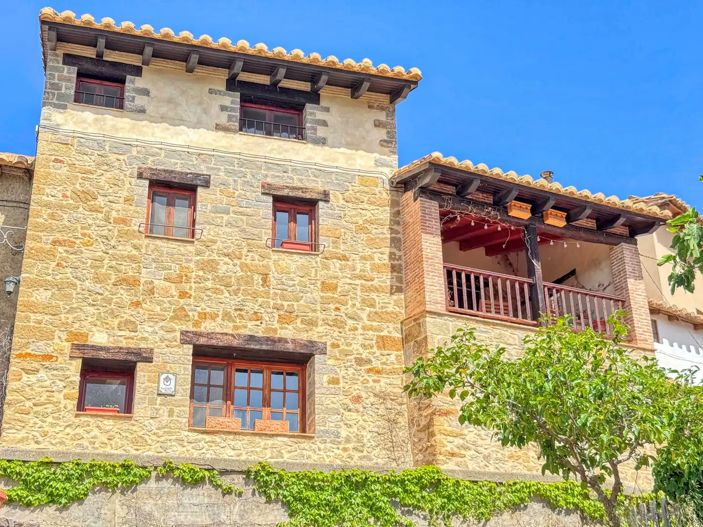 Vista exterior de Finca rústica en venda en Rubielos de Mora amb Calefacció i Terrassa