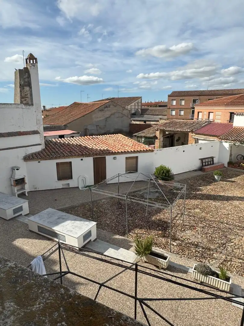 Vista exterior de Casa o xalet en venda en Madrigal de las Altas Torres amb Calefacció