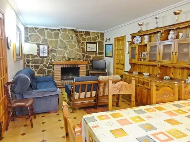 Sala d'estar de Casa adosada en venda en Santo Domingo de Silos amb Calefacció, Terrassa i Traster