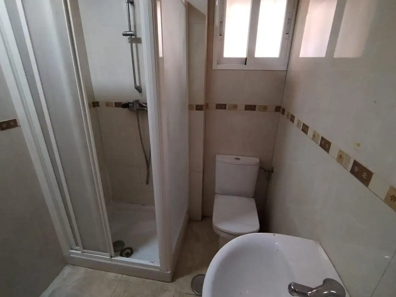 Baño de Apartamento en venta en Benidorm con Jardín privado, Terraza y Piscina comunitaria