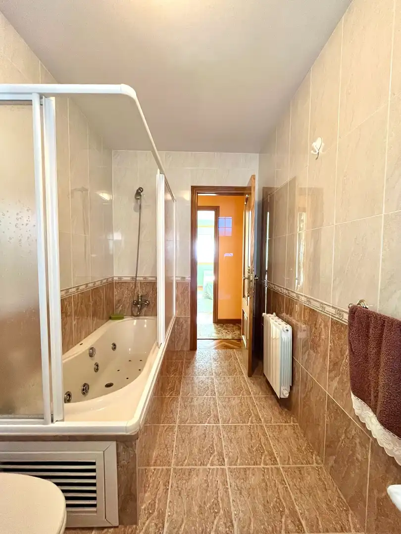 Bany de Casa o xalet en venda en Culleredo amb Calefacció, Terrassa i Traster