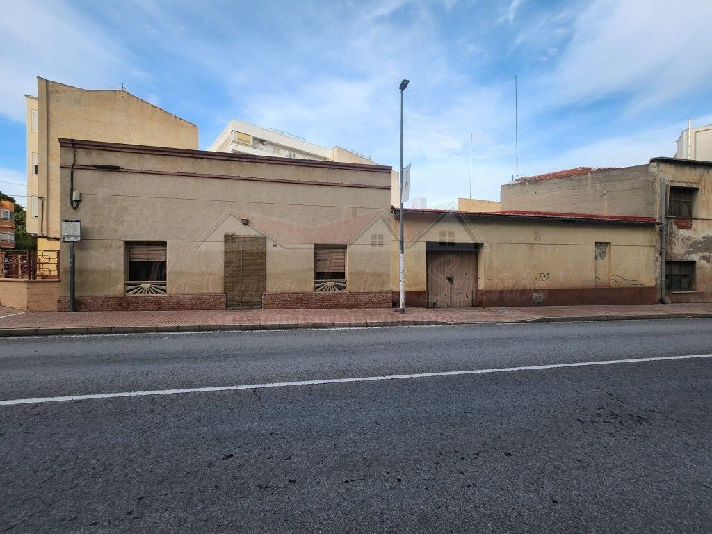 Vista exterior de Casa adosada en venda en Monóvar  / Monòver amb Jardí privat, Terrassa i Piscina