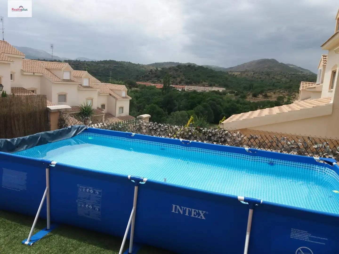 Piscina de Casa adosada en venta en Burgohondo