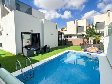 Casa con piscina en venta en Nueva Torrevieja - Aguas Nuevas