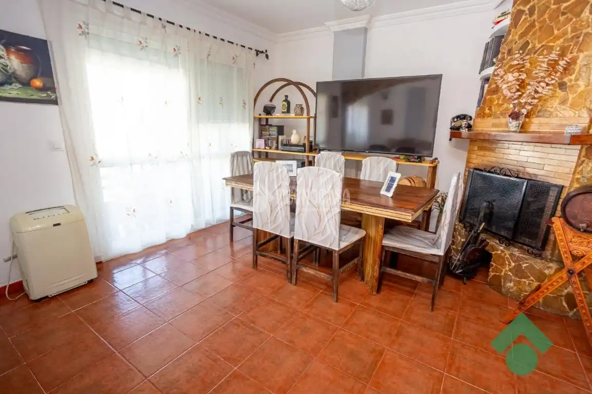 Sala d'estar de Casa adosada en venda en San Bernabé