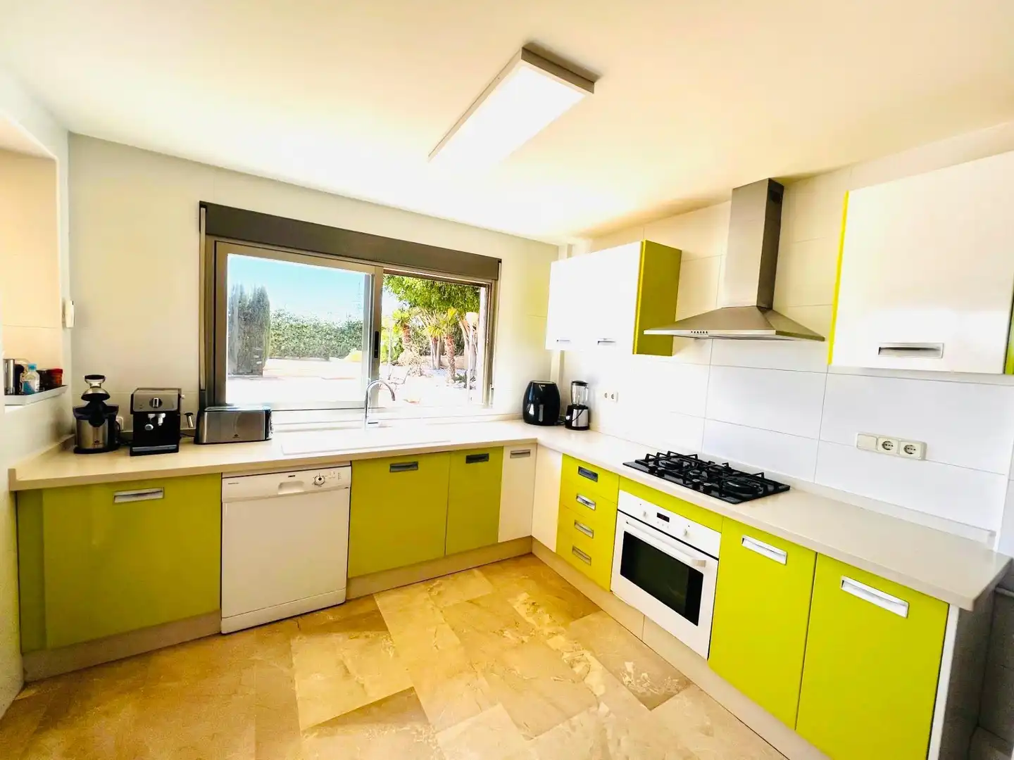 Cuina de Casa o xalet en venda en Elche / Elx amb Aire condicionat, Calefacció i Jardí privat