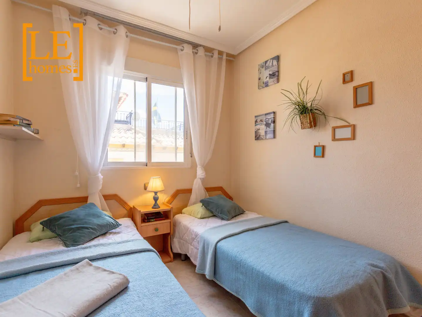 Dormitori de Casa adosada en venda en Orihuela amb Aire condicionat, Jardí privat i Moblat