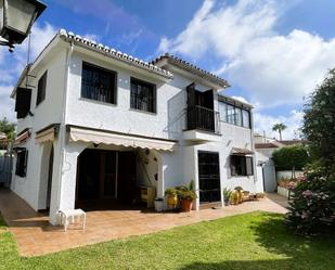 Vista exterior de Casa o xalet en venda en Benalmádena amb Aire condicionat, Terrassa i Piscina