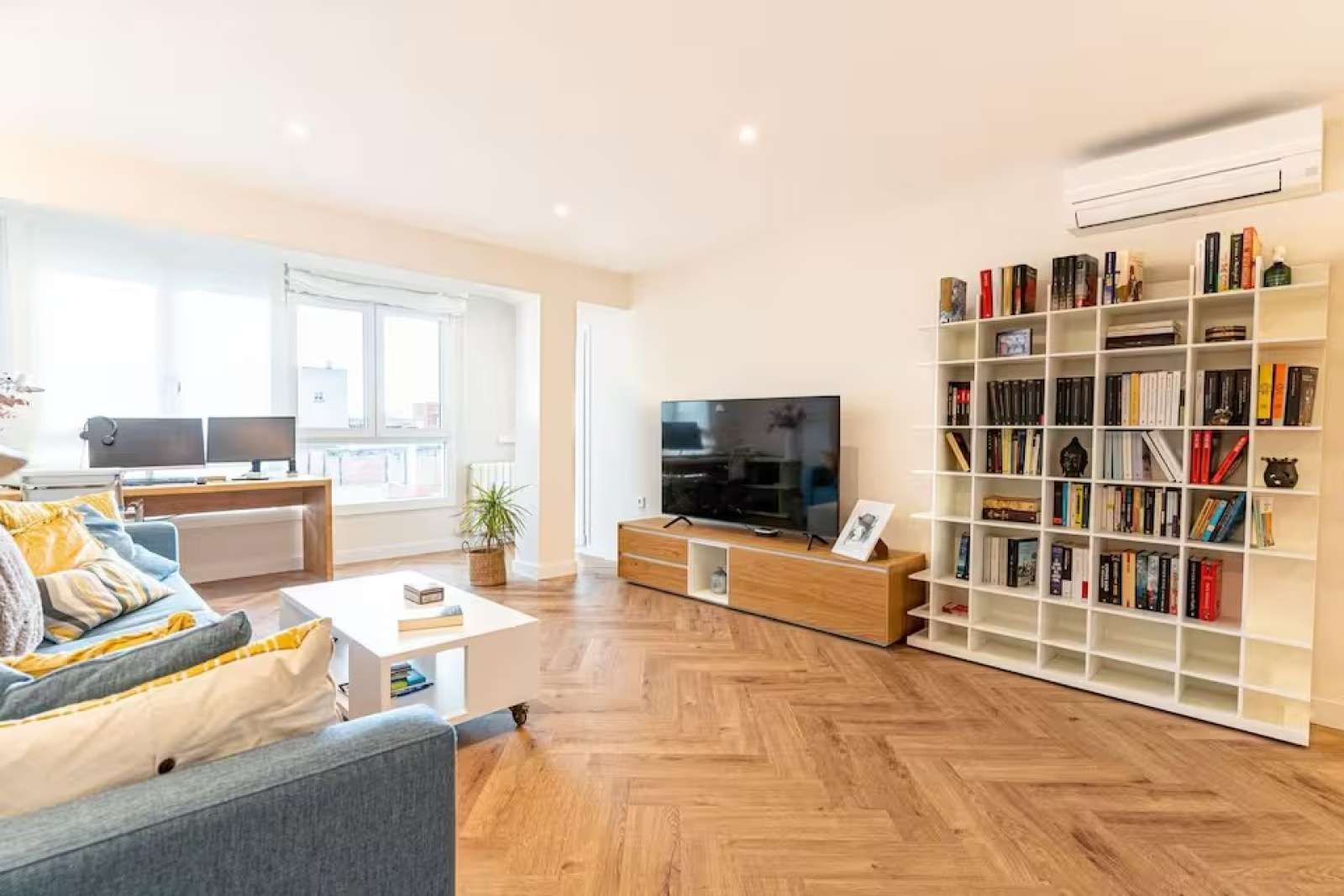 Living room of Apartment to share in  Palma de Mallorca  with Air Conditioner and Terrace