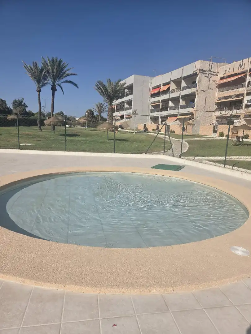 Piscina de Pis en venda en Almería amb Piscina comunitària
