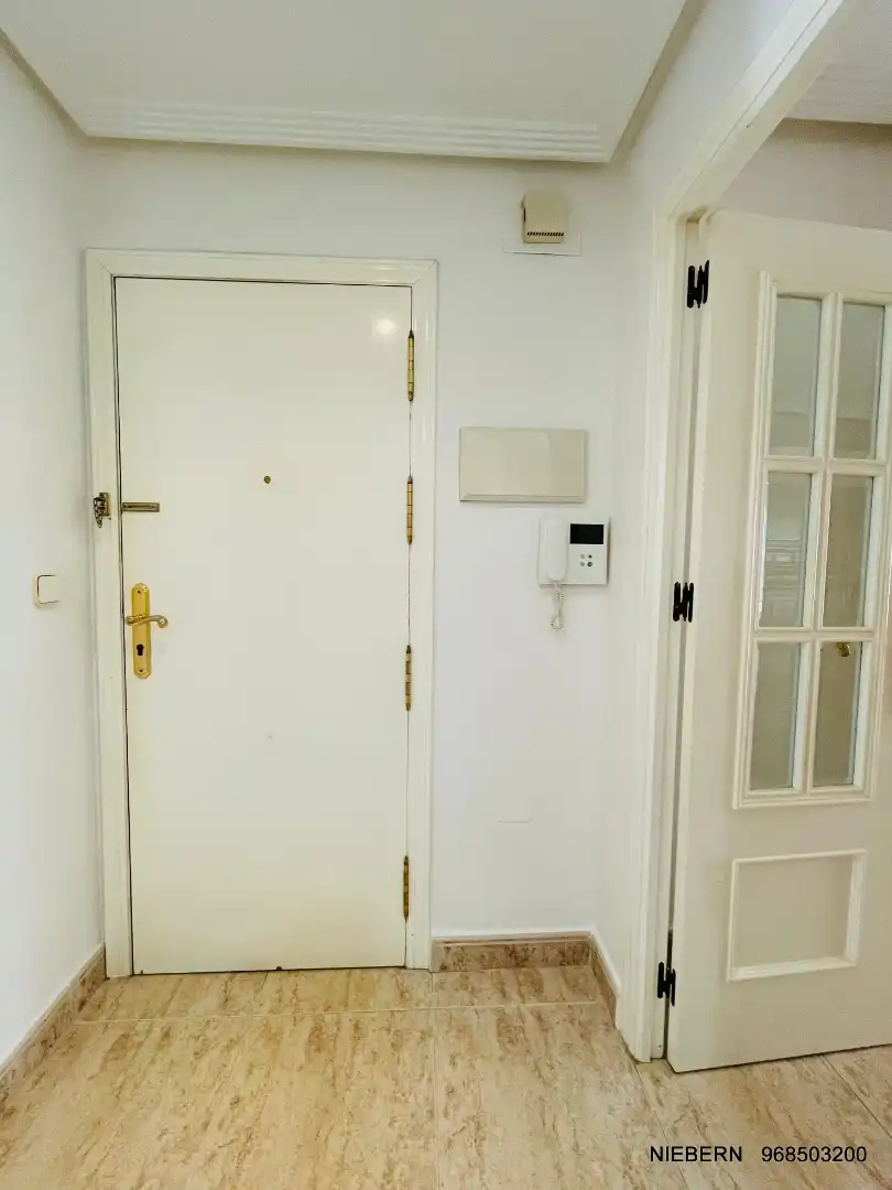 Flat with terrace to rent in Avenida de Venecia, imagen 9