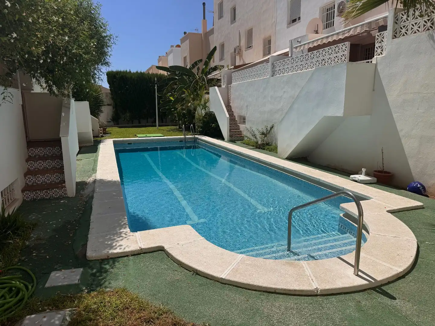 Piscina de Casa adosada en venda en Roquetas de Mar amb Aire condicionat, Terrassa i Traster