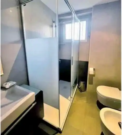 Baño de Piso de alquiler en Benidorm con Aire acondicionado, Jardín privado y Amueblado