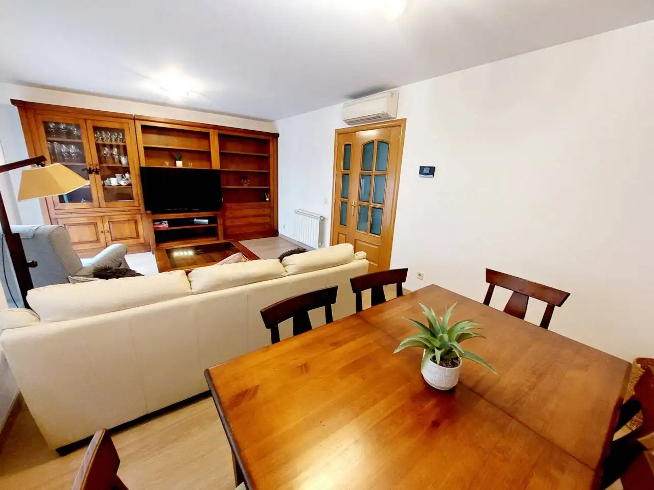 Sala de estar de Casa adosada en venta en Fuenlabrada con Aire acondicionado, Calefacción y Piscina comunitaria