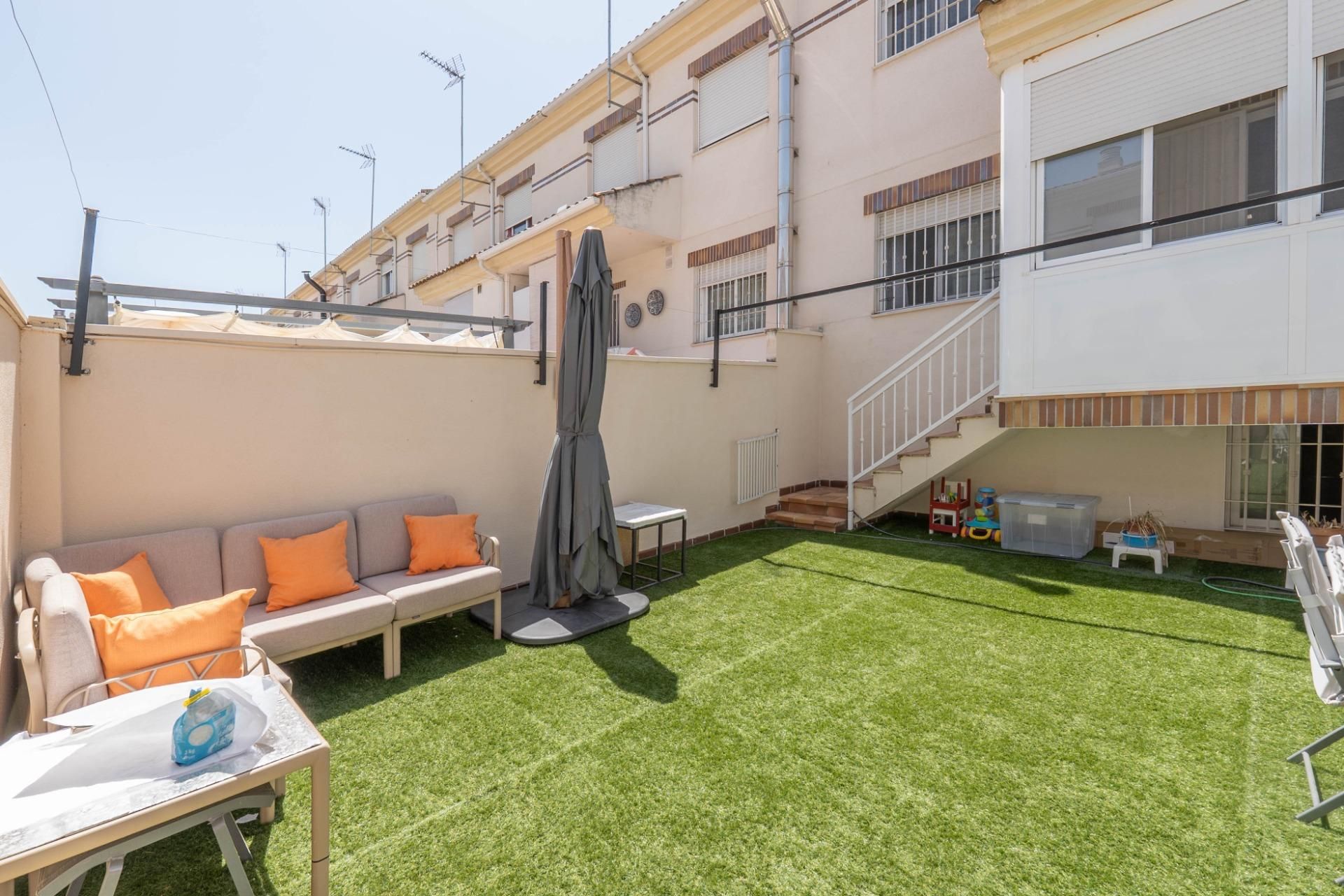 Terrassa de Casa adosada en venda en Vegas del Genil amb Aire condicionat i Piscina comunitària