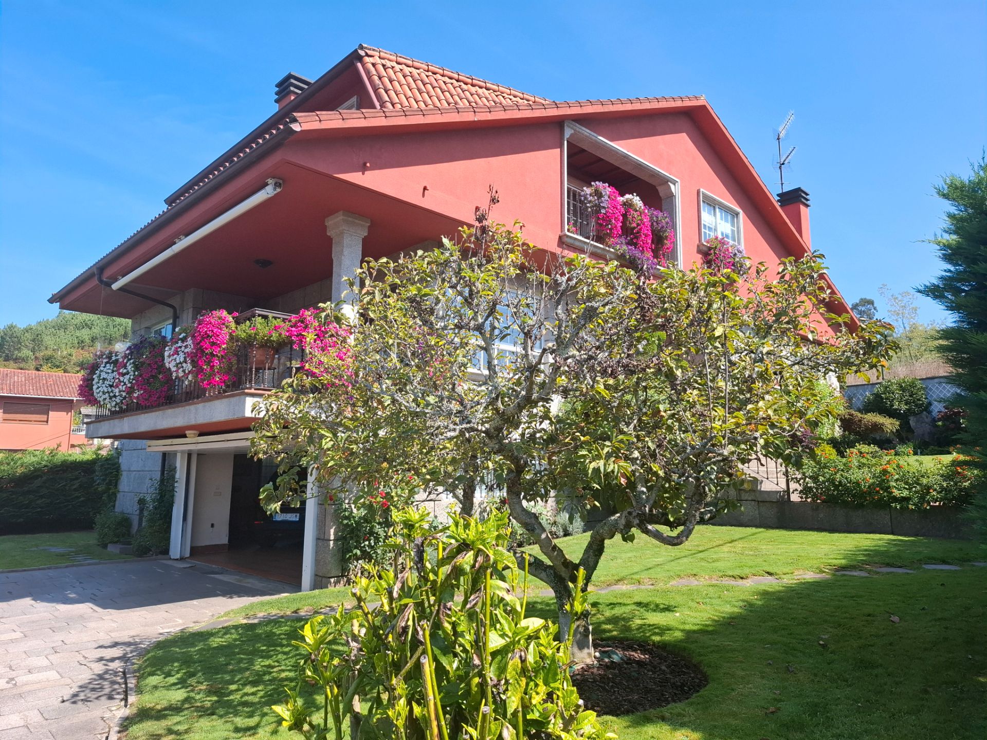 Vista exterior de Casa o xalet en venda en O Porriño   amb Calefacció, Jardí privat i Terrassa