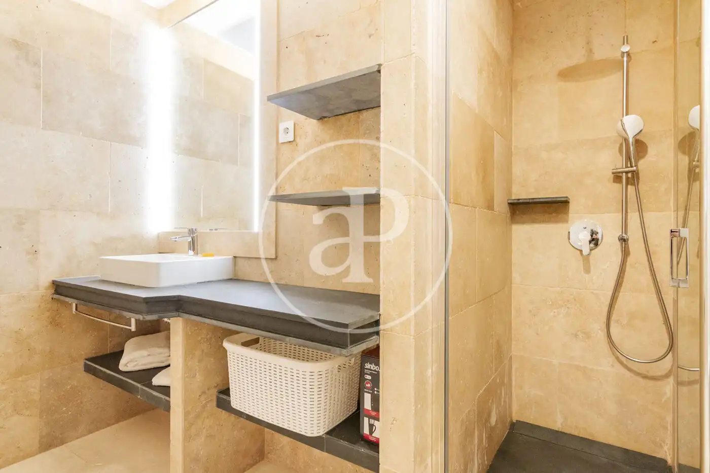 Badezimmer von Wohnung zur Miete in Madrid mit Klimaanlage, Heizung und Möbliert
