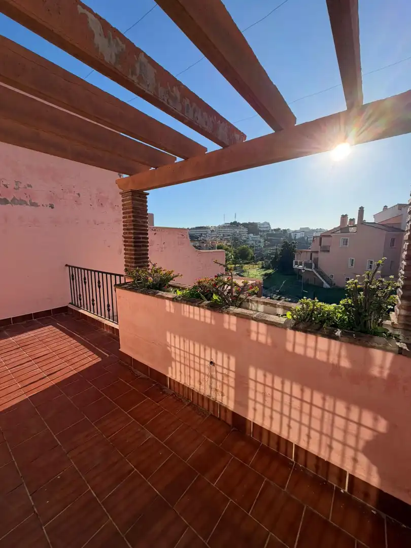 Vista exterior de Casa adosada en venda en Mijas amb Calefacció, Jardí privat i Terrassa