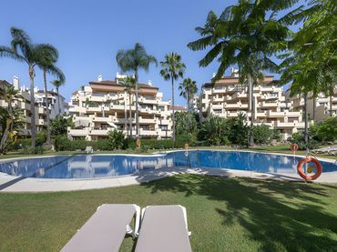 Bajo con piscina en venta en Milla de Oro