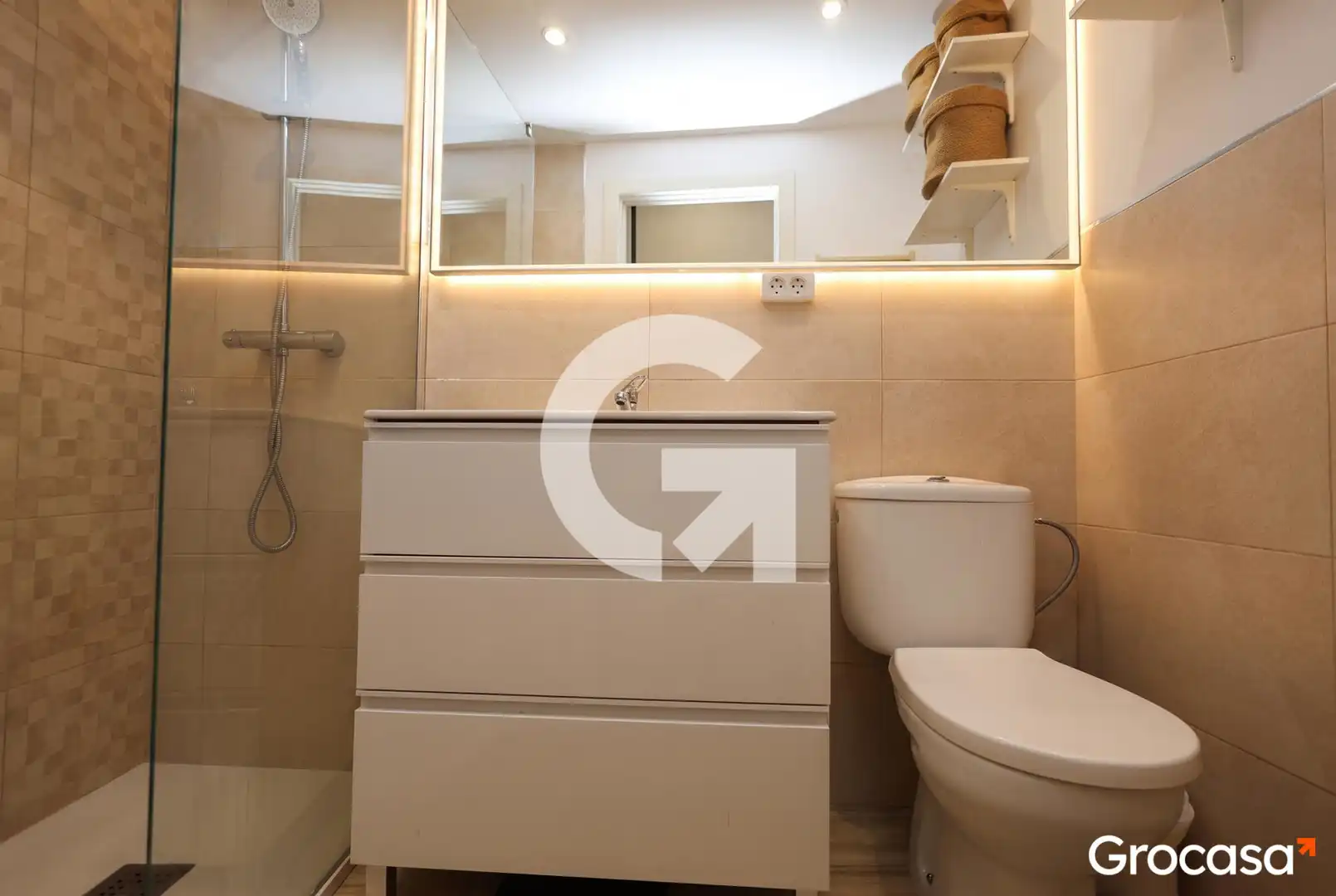 Bathroom of Flat for sale in Barcelona  with Air Conditioner, Terrace and Storage room
