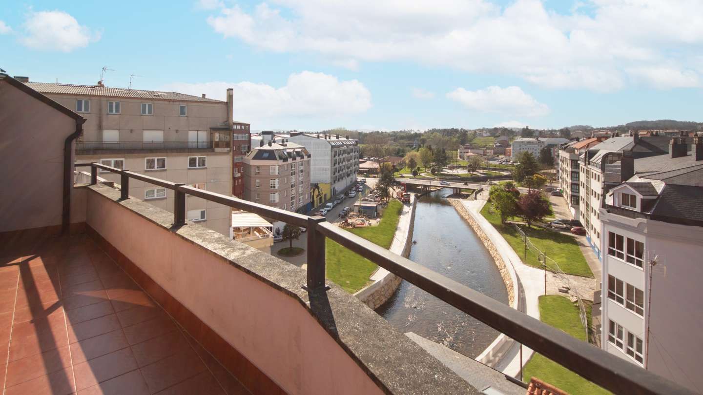 Vista exterior de Àtic de lloguer en Carballo amb Terrassa i Balcó