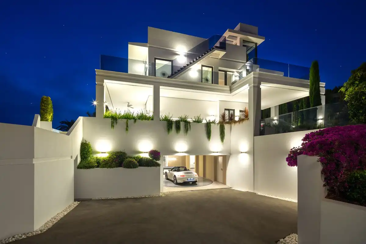 Vista exterior de Casa o xalet en venda en Marbella amb Jardí privat, Terrassa i Piscina
