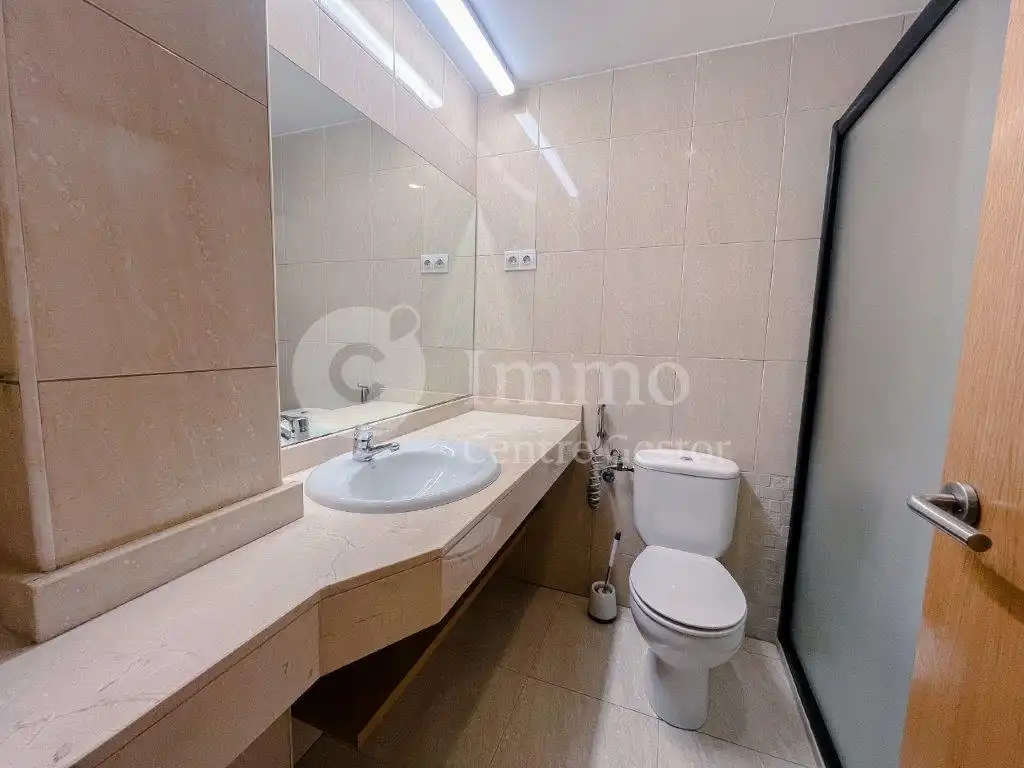 Baño de Ático en venta en Mollerussa con Calefacción, Parquet y Terraza