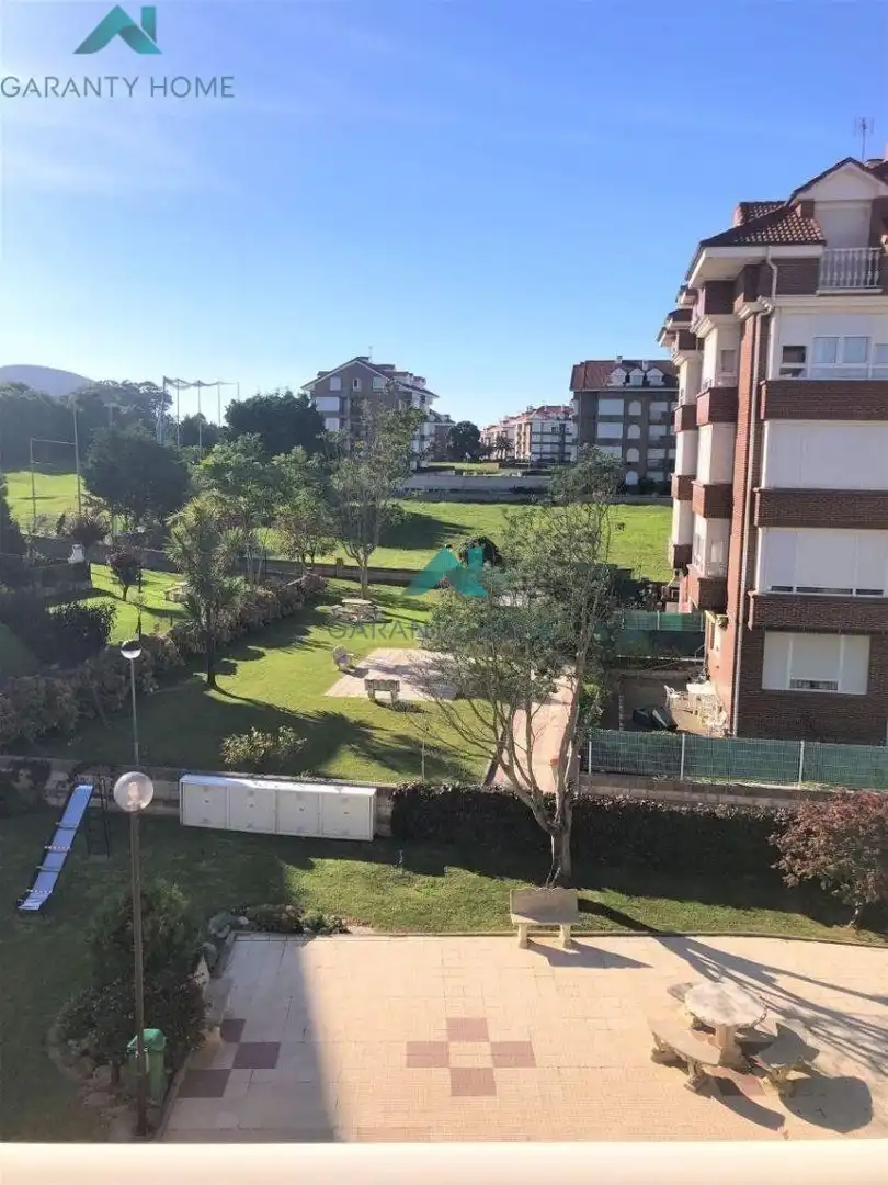 Vista exterior de Pis de lloguer en Noja amb Jardí privat, Terrassa i Piscina comunitària