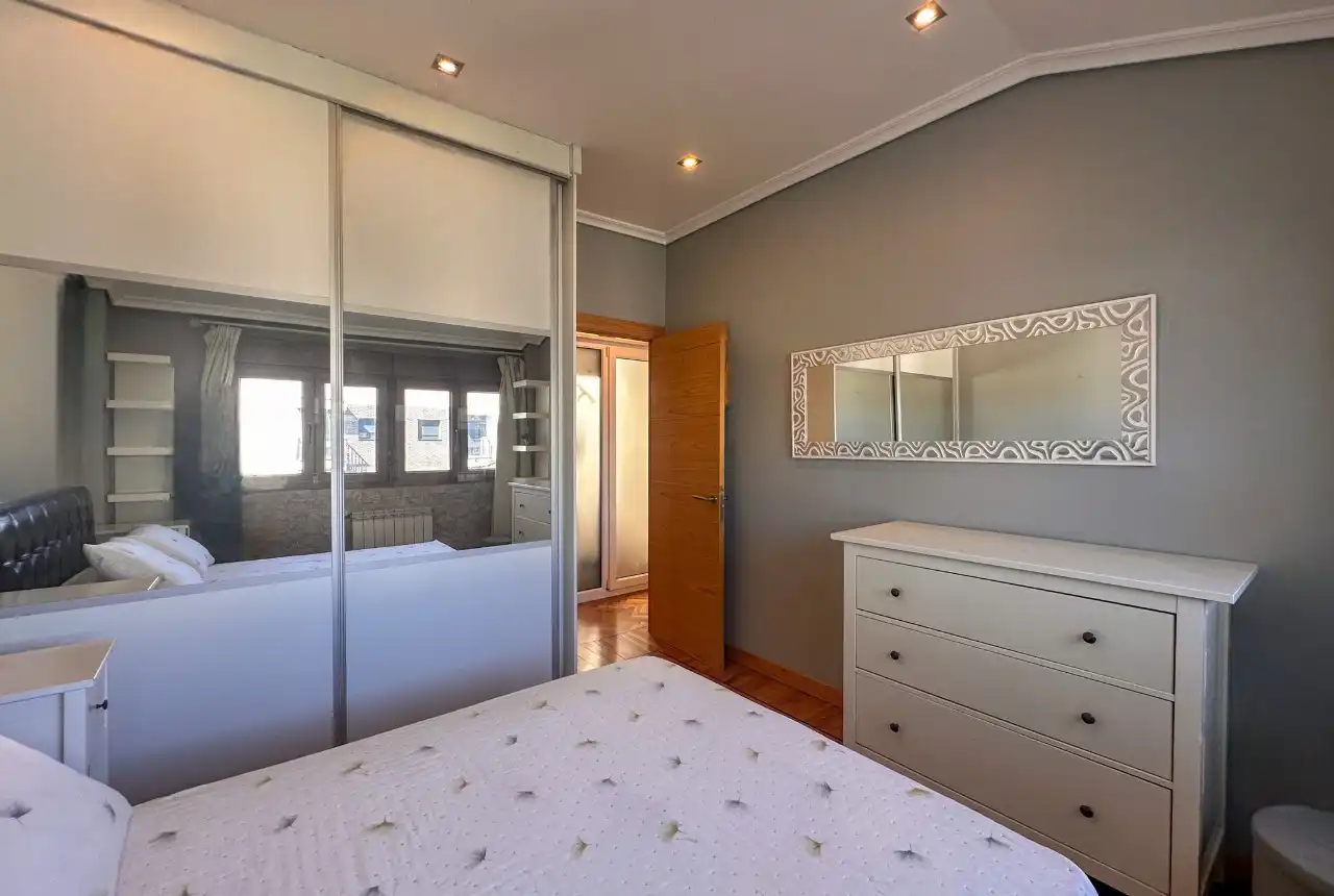 Habitación de Dúplex en venta en Santa Cruz de Bezana con Calefacción y Amueblado