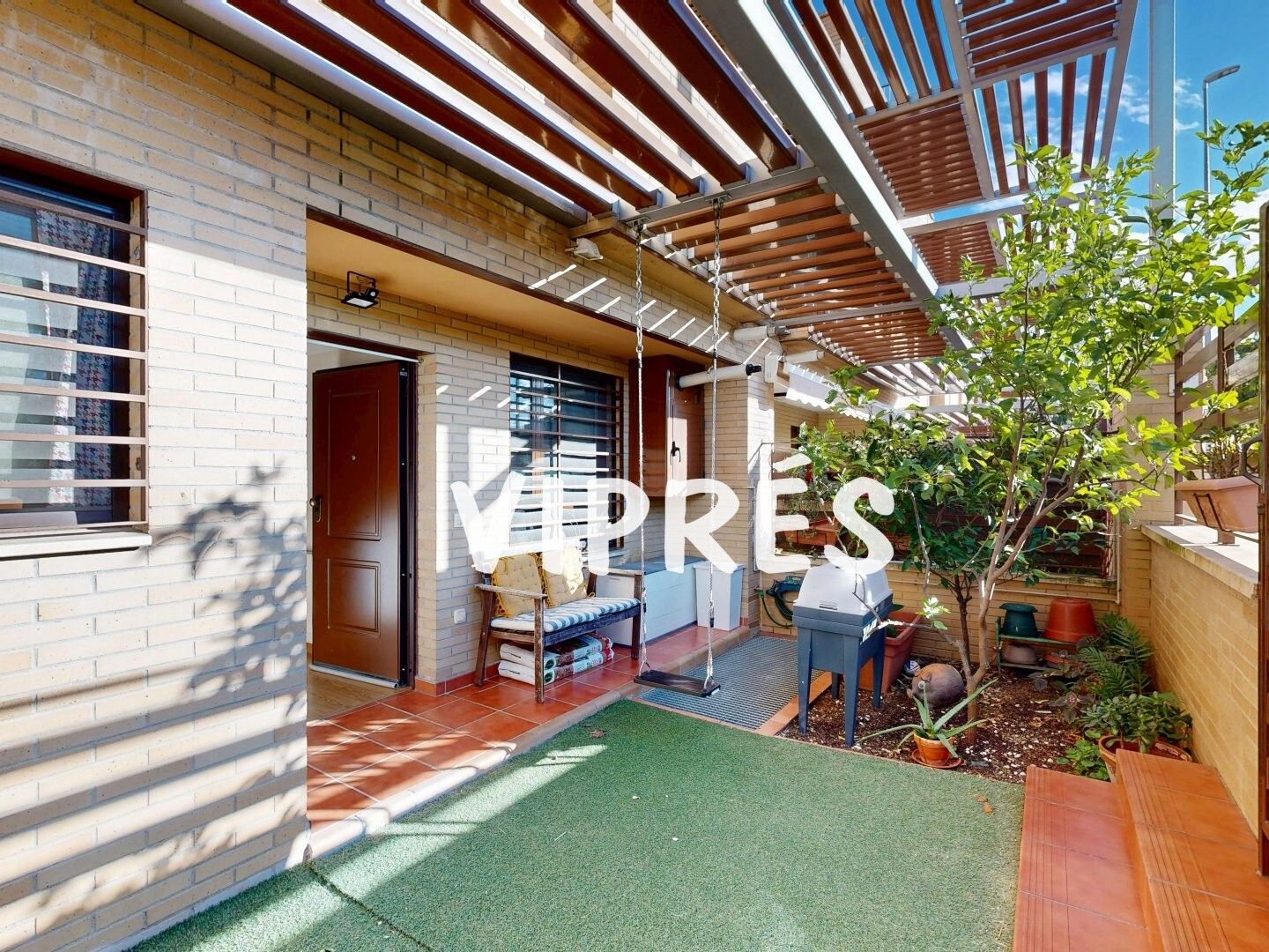 Vista exterior de Casa adosada en venda en Cáceres Capital amb Traster