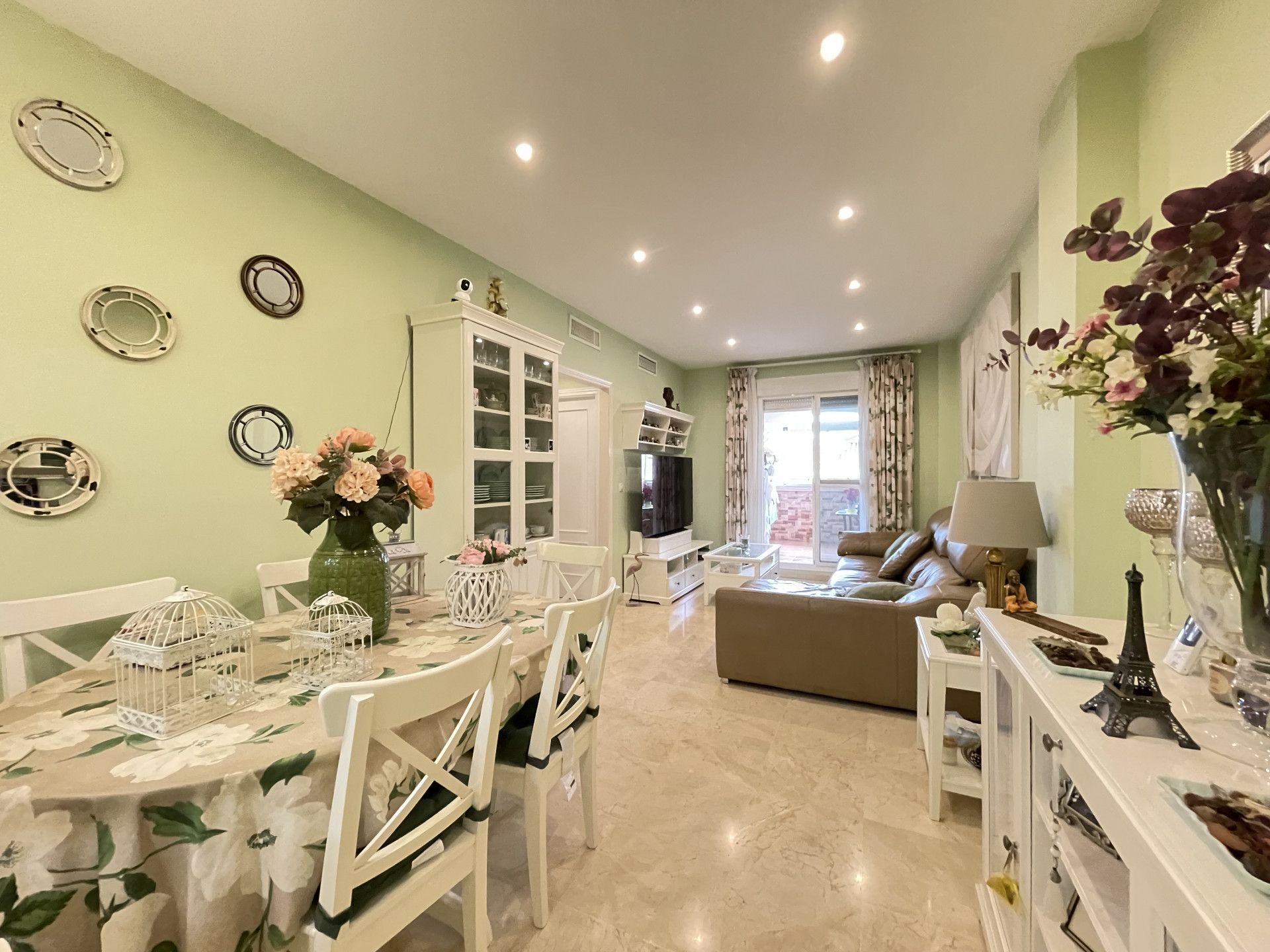 Sala d'estar de Apartament en venda en Estepona amb Aire condicionat, Terrassa i Traster