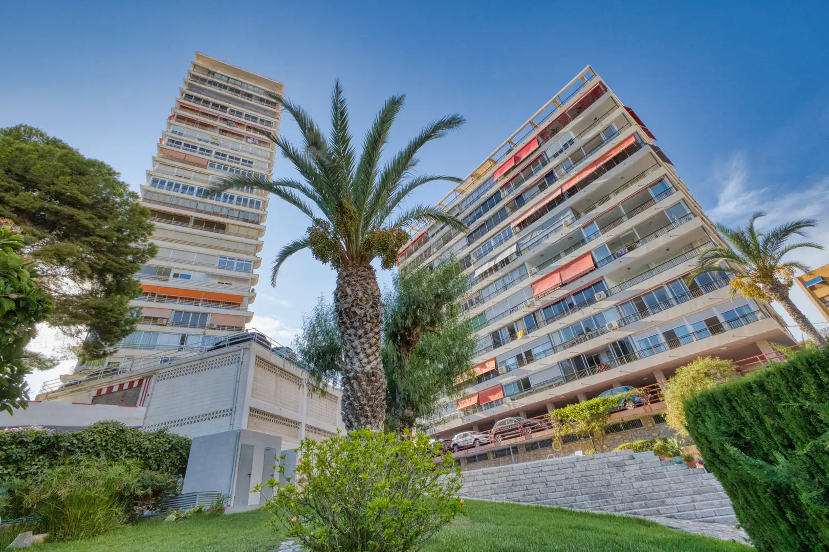 Außenansicht von Wohnung zur Miete in Alicante / Alacant mit Klimaanlage, Heizung und Privatgarten